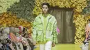El Rumi tampil karismatik dengan bomber jacket motif batik mega mendung dan kemeja hijau muda. (Credits/Tim Muara Bagdja).