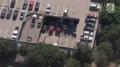 Sebuah tempat parkir mobil bertingkat di Amerika Serikat runtuh. Akibatnya 21 mobil mengalami kerusakan.