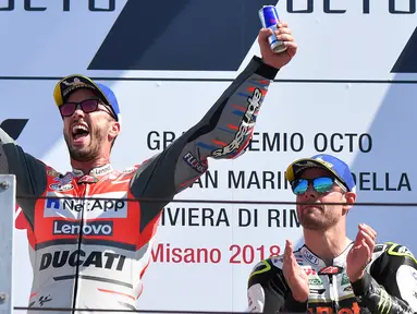 Pembalap Ducati, Andrea Dovizioso merayakan kemenangan menempati posisi pertama pada balapan MotoGP San Marino disusul Marc Marquez dan Cal Crutchlow di Sirkuit Marco Simoncelli, Misano (9/9). (AFP FOTO / Tiziana Fabi)