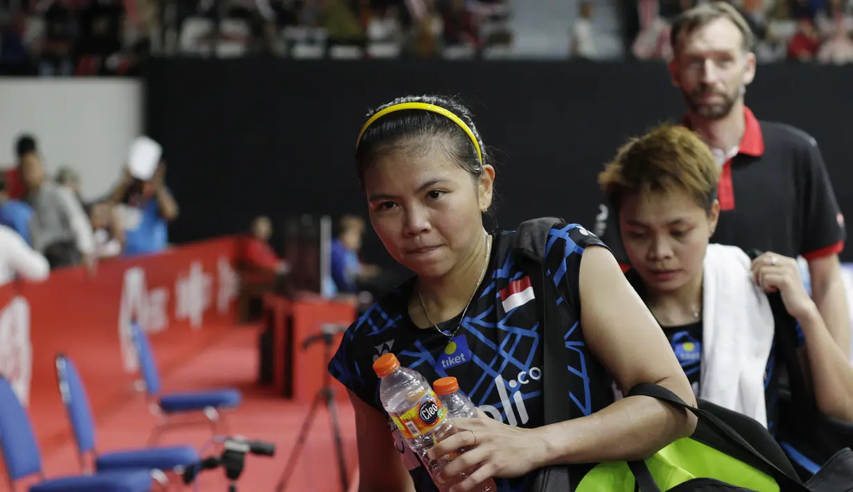 Pebulutangkis Indonesia, Greysia Polii / Apriyani Rahayu, berjalan usai mengalahkan pasangan Bulgaria pada Indonesia Masters 2019 di Istora Senayan, Jakarta, Rabu (23/1). Greysia / Apriyani lolos ke babak kedua. (Bola.com/M. Iqbal Ichsan)