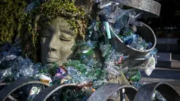 Negosiasi Perjanjian Plastik merupakan pembicaraan untuk mencapai kesepakatan global yang mengikat secara hukum untuk mengatasi krisis polusi plastik di seluruh siklus hidupnya, mulai dari produksi hingga pembuangan. Tampak dalam foto, Sebuah karya dari seniman, aktivis, dan fotografer Kanada Benjamin Von Wong berjudul “The Thinker's Burden,” terlihat di depan Kantor Perserikatan Bangsa Bangsa (PBB) di Jenewa, Swiss pada 12 Agustus 2025. (Fabrice COFFRINI/AFP)
