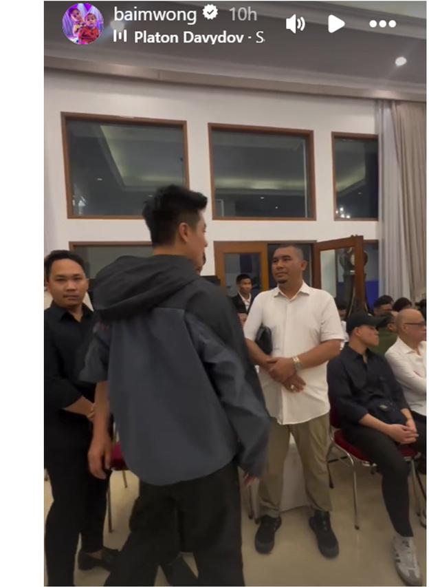 6 Potret Baim Wong Melayat Hotma Sitompul, Tetap Hadir Usai Hadapi Perceraian