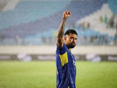 Kapten Arema FC, Julian Guevara berselebrasi kepada Aremania usai mengalahkan Persik Kediri di Stadion Kanjuruhan, Malang, Minggu (11/1/2026). (Bola.com/iwan Setiawan)