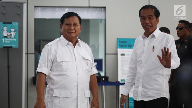 Presiden terpilih Joko Widodo atau Jokowi (kanan) bersama Ketua Umum Partai Gerindra Prabowo Subianto saat bertemu di Stasiun MRT Lebak Bulus, Jakarta, Sabtu (13/7/2019). Jokowi yakin Prabowo akan mendiskusikan dengan para relawan dan partai pendukung soal koalisi. (Liputan6.com/JohanTallo)
