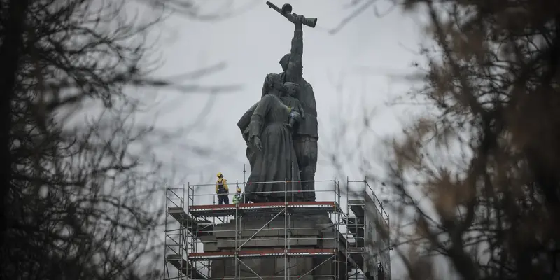 Bulgaria membongkar monumen tentara Soviet di ibu kota Sofia