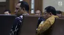 Terdakwa dugaan korupsi pengadaan lahan Bandara Bobong pada APBD Kabupaten Kepulauan Sula tahun 2009 Zainal Mus (kiri) dan Ahmad Hidayat Mus saat sidang pembacaan tuntutan di Pengadilan Tipikor, Jakarta, Kamis (14/3). (Liputan6.com/Helmi Fithriansyah)