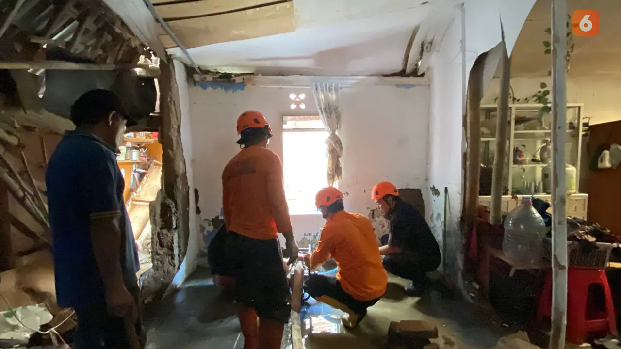 Petugas BPBD Kota Sukabumi saat mengeluarkan air dari rumah warga terdampak banjir (Liputan6.com/Fira Syahrin).