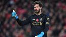 1. Alisson Becker - Aliison Becker akan jadi kunci utama lini pertahanan Liverpool. Kiper asal Brasil ini bertekad untuk membayar tuntas blunder yang ia lakukan ketika Liverpool dikalahkan Arsenal di Emirates Stadium bulan lalu. (AFP/Paul Ellis)