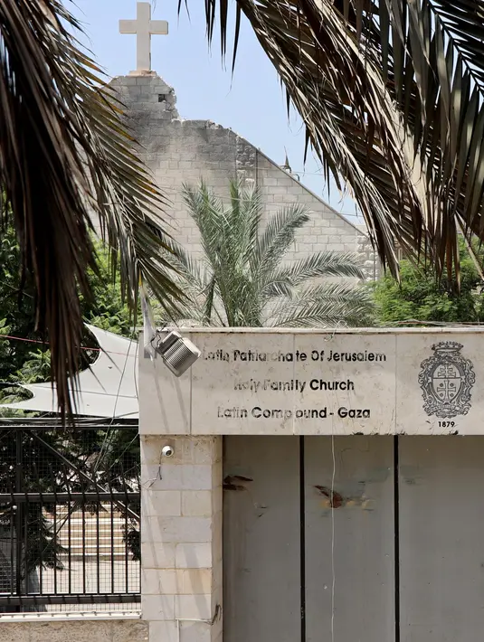 Gereja Keluarga Kudus itu menjadi sasaran serangan militer Israel. Kompleks gereja dikabarkan hancur. Diketahui, gereja tersebut menjadi lokasi perlindungan ratusan warga Palestina dari perang Hamas-Israel selama 21 bulan terakhir. (Omar AL-QATTAA/AFP)