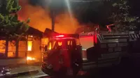 Api berhasil dipadamkan oleh 3 unit Mobil Damkar dari Kantor Kecamatan Wanea, Manado.
