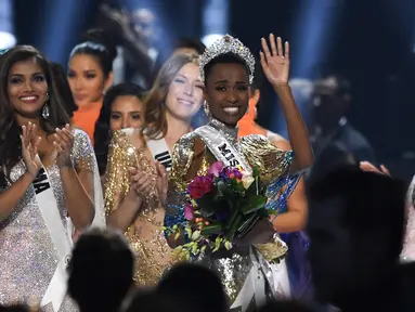 Miss Afrika Selatan, Zozibini Tunzi, melambaikan tangan seusai dinobatkan menjadi Miss Universe 2019 pada malam final di Tyler Perry Studios, Atlanta, Minggu (8/12/2019). Zozibini Tunzi, 26, dinobatkan menjadi Miss Universe 2019 menyisihkan 89 kontestan dari berbagai negara. (VALERIE MACON / AFP)