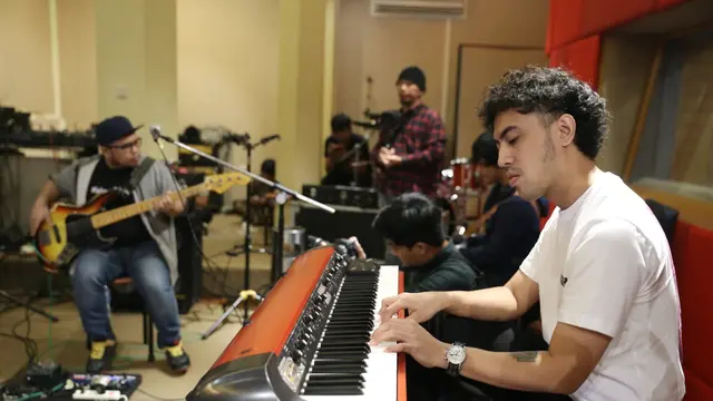 [Bintang] Sophia Latjuba Dea dan NEV+