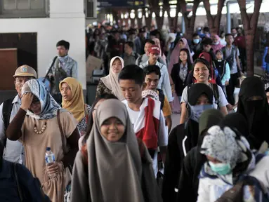 Penumpang kereta api Sawunggalih Utama tiba Stasiun Pasar Senen, Jakarta, Minggu (6/1/2019). Memasuki akhir libur sekolah, jumlah penumpang kereta pada puncak arus balik yang diperkirakan jatuh hari ini mencapai 21.074 orang (Merdeka.com/Iqbal S. Nugroho)