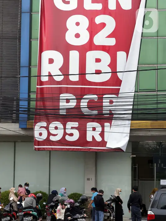 Spanduk penawaran harga tes cepat COVID-19 terpampang di salah satu klinik di Jalan Warung Buncit Raya, Jakarta, Rabu (30/6/2021). Tingginya animo masyarakat untuk melakukan tes cepat COVID-19 berimbas pada penawaran harga yang bervariasi di beberapa klinik. (Liputan6.com/Helmi Fithriansyah)