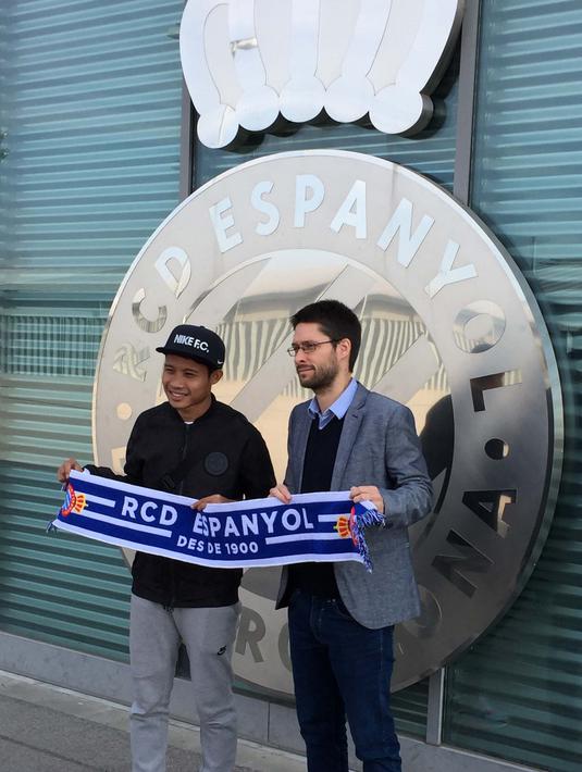 Evan Dimas Darmono berpose dengan syal Espanyol saat tiba di Estadio Cornella-El Prat (markas RCD Espanyol). (Bola.com/La Liga)