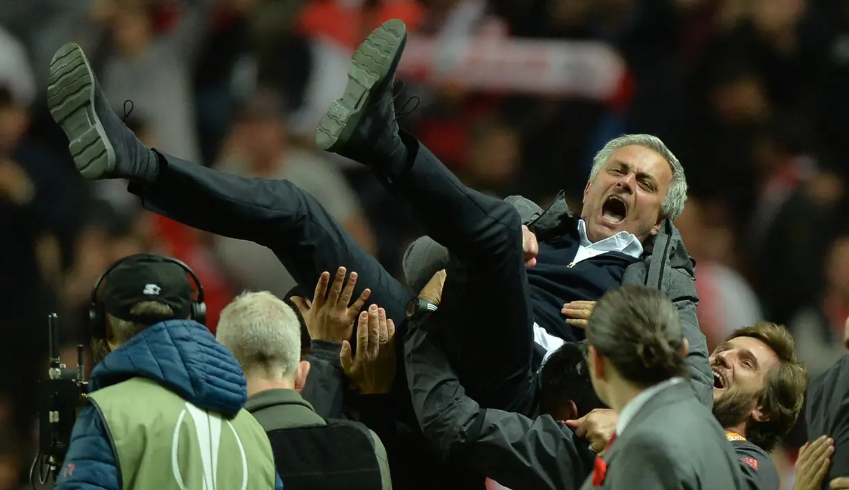 Pelatih Manchester United, Jose Mourinho, diangkat pemain usai menjuarai Piala Europa dengan mengalahkan Ajax Amsterdam pada final Liga Europa di Friends Arena, Stockholm, Rabu (24/05/2017). Manchester United menang 2-0. (EPA/Peter Powell)