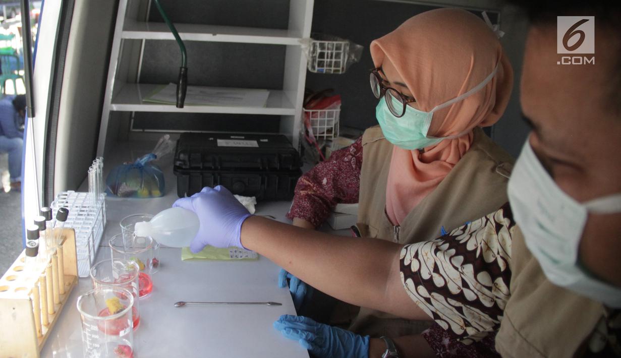 Petugas BPOM Gorontalo memeriksa sampel makanan berbuka puasa atau takjil saat melakukan inspeksi di sejumlah tempat di Kabupaten Gorontalo, Selasa (14/5/2019). Pemeriksaan dilakukan untuk memastikan makanan yang dijual para pedagang tidak mengandung bahan berbahaya. (Liputan6.com/Arfandi Ibrahim)