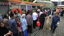 Warga antre masuk ke dalam Istana Bogor saat kegiatan open house Presiden Joko Widodo di Jalan Ir.H.Djuanda, Bogor (15/6). Ribuan warga antre untuk bersalaman mengucapkan selamat Idul Fitri  1439 H. (Merdeka.com/Arie Basuki)