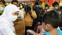 Khofifah saat meninjau BIAN di TK Islam Al Fajar, Jalan Medokan Sawah Surabaya. (Dian Kurniawan/Liputan6.com)