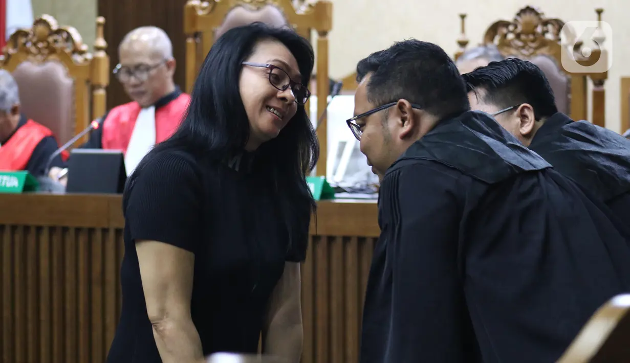 Terdakwa suap revitalisasi Pasar Lirung dan Pasar Beo Kabupaten Kepulauan Talaud TA 2019, Sri Wahyumi Maria Manalip saat menjalani sidang putusan di Pengadilan Tipikor, Jakarta, Senin (9/12/2019). Wahyumi dihukum empat tahun enam bulan penjara, denda Rp 200 juta. (Liputan6.com/Helmi Fithriansyah)