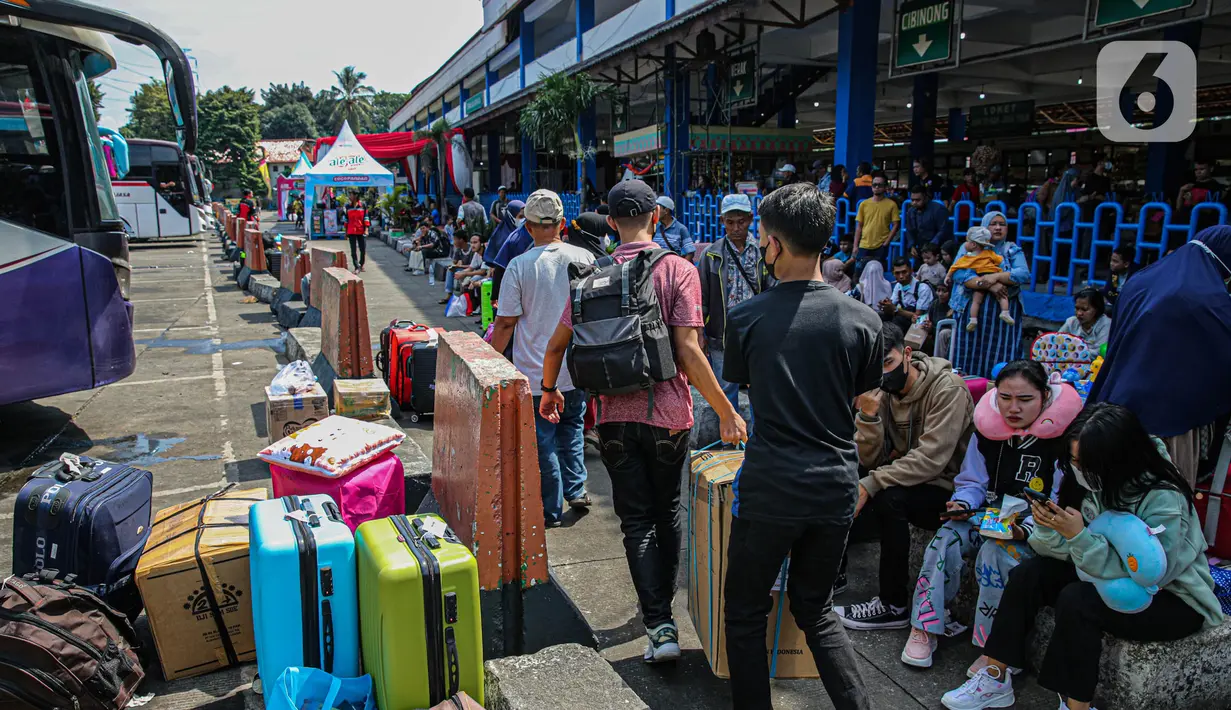 Hal itu dikarenakan sebagian masyarakat memilih untuk mudik lebih awal guna menghindari kepadatan. (Liputan6.com/Faizal Fanani)