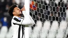 Reaksi pemain Juventus Weston McKennie setelah kehilangan peluang mencetak gol ke gawang Napoli pada pertandingan sepak bola Serie A Liga Italia di Allianz Stadium, Turin, Italia, 6 Januari 2022. Pertandingan berakhir 1-1. (Fabio Ferrari/LaPresse via AP)