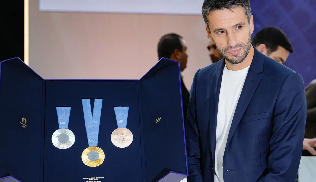 Presiden Olimpiade dan Paralimpiade Paris 2024, Tony Estanguet berfoto bersama dengan medali Olimpiade Paris 2024 saat peresmian medali Olimpiade dan Paralimpiade untuk Olimpiade Paris 2024 yang berlangsung di Paris, Prancis, Kamis (08/02/2024). (AFP/Dimitar Dilkoff)