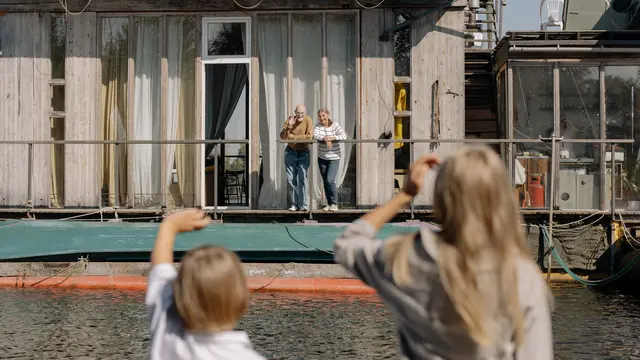 1. Mengucap salam kepada pemilik rumah