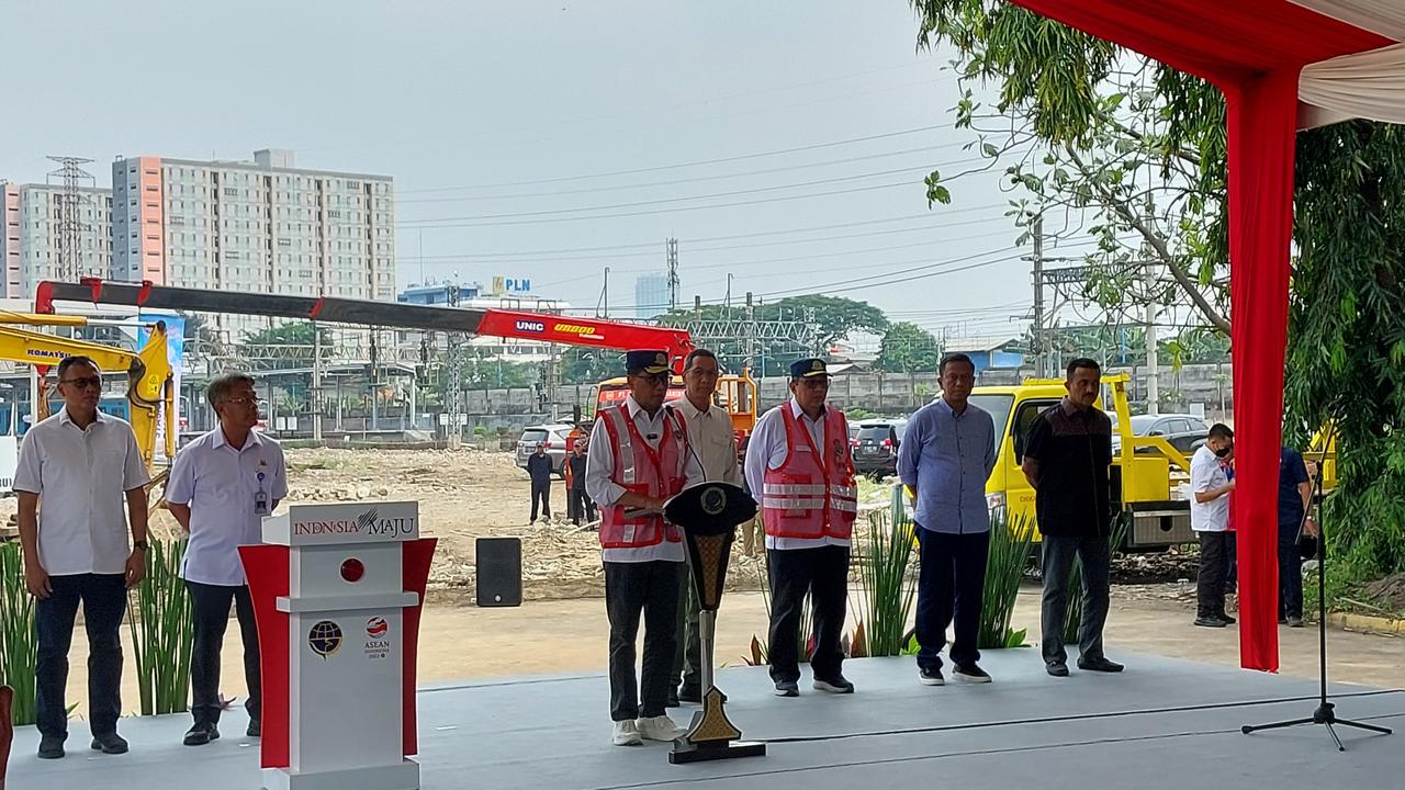 Menteri Perhubungan Budi Karya Sumadi meresmikan dimulainya pembangunan Stasiun Tanah Abang.