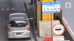 Pengendara melakukan transaksi pembayaran masuk tol saat memasuki tol Tangerang-Jakarta, di kawasan Tangerang, Selasa (4/1/2022). Indonesia akan menerapkan sistem transaksi tol tanpa berhenti atau disebut multi lane free flow (MLFF).  (Liputan6.com/Angga Yuniar)