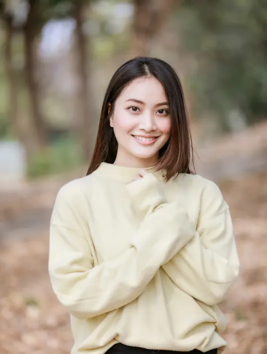 Sweater atasan yang wajib kamu punya walaupun di Indonesia cuacanya panas tapi setidaknya kamu wajib memilikinya. Karena cocok untuk kamu pakai saat musim hujan. / copyright shutterstock