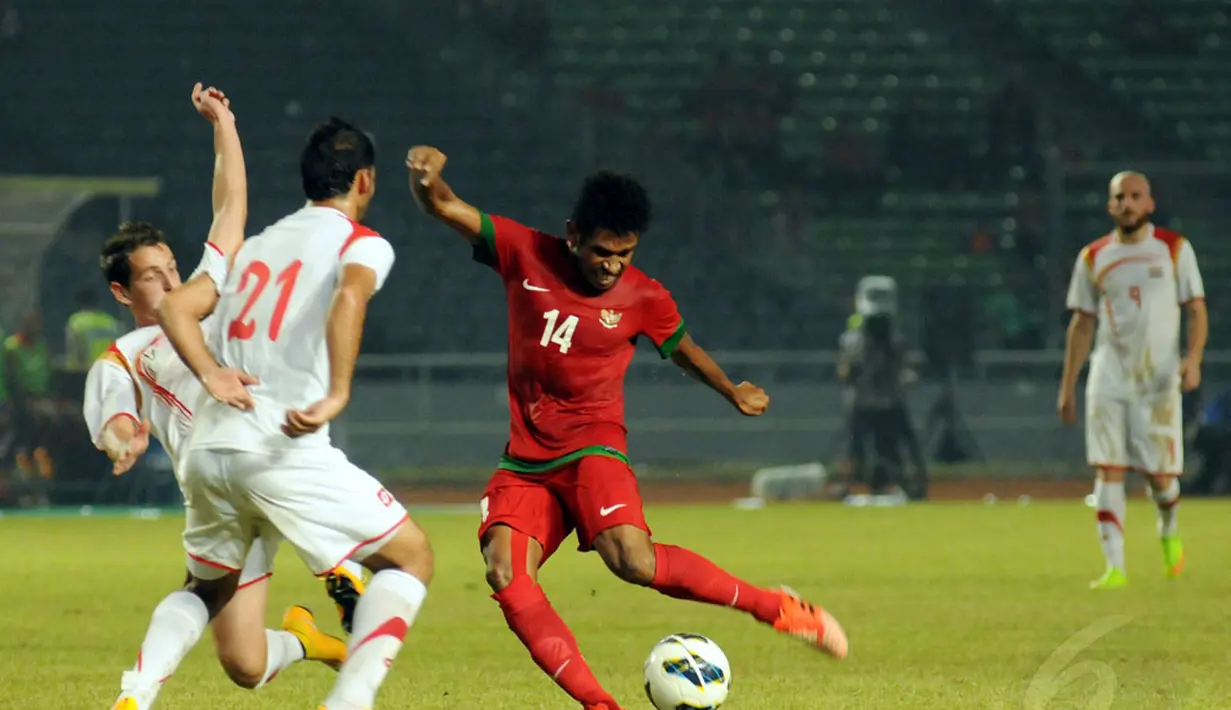 Pemain belakang timnas Indonesia, Imanuel Wanggai (kedua dari kanan) mencoba menembus hadangan dua pemain Suriah saat berlaga di Stadion GBK Jakarta, (15/11/2014). Timnas Indonesia kalah 0-2 dari Suriah. (Liputan6.com/Helmi Fithriansyah)