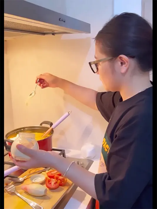 Setelah selesai masak sayur lodeh, wanita berusia 26 tahun itu langsung membuat bumbu untuk masak cumi kecombrang. [Instagram/prillylatuconsina96]