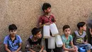 Anak-anak menunggu untuk mengisi jeriken mereka dengan air minum dari pabrik desalinasi air di kamp pengungsi Jabalia, Jalur Gaza, Palestina, 24 Agustus 2020. Warga Palestina mengeluhkan pemutusan aliran air akibat krisis pemadaman listrik di Jalur Gaza yang diblokade.(Xinhua/Rizek Abdeljawad)