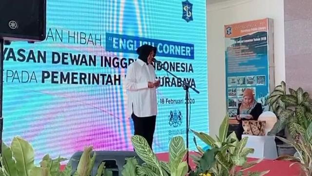 6 Potret Tri Rismaharini Resmikan English Corner di Perpustakaan Umum Kota Surabaya