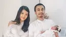 Idul Fitri menjadi momen bahagia keluarga Raditya Dika dan Anisa Aziza. Dengan memakai busana serba putih, keluarga Radit terlihat begitu bahagia. Alinea juga terlihat sangat cantik dengan memakai bando di kepalanya. (Liputan6.com/IG/@raditya_dika)