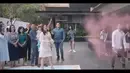 Dalam  video, Valencia melempar bola kecil kepada sang suami yang telah memegang raket. Kevin pun melakukan smash dan bola tersebut  pecah hingga menggeluarkan serbuk warna merah muda alias pink. [Instagram/valenciatanoe]