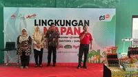 Warga Kelurahan Bulak Banteng Surabaya, sedang menjalankan program lingkungan "Mapan" alias Mitra heAlth Provider AjiNomoto. (Dian Kurniawan/Liputan6.com)