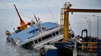 KMP Dharma Rucitra III kandas di Pelabuhan Padang Bai, Karangasem, Bali, Sabtu (13/6/2020). KMP Dharma Rucitra III kandas saat hendak bersandar di Pelabuhan Padang Bai. (SONNY TUMBELAKA/AFP)