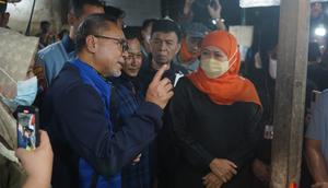 Menteri Perdagangan Zulkifli Hasan bersama Gubernur Jawa Timur Kofifah Indah Parawangsa saat inspeksi mendadak (sidak) di Pasar Grosir Keputran Surabaya, pada Sabtu malam (30/7/2022).