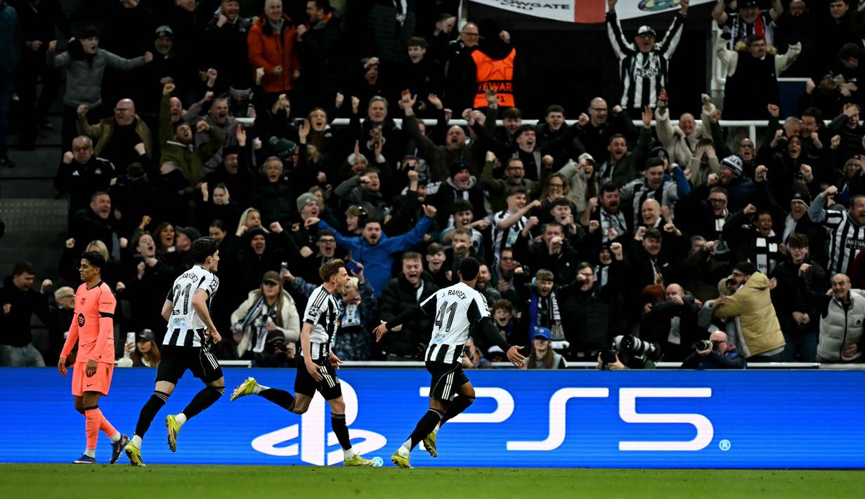 Kebuntuan Newcastle United akhirnya pecah pada menit ke-86, Harvey Barnes berhasil menuntaskan peluang dari jarak dekat untuk membawa Newcastle unggul 1-0. Tampak dalam foto, gelandang Newcastle United asal Inggris, Harvey Barnes (kedua kanan), merayakan golnya selama pertandingan leg pertama babak 16 besar Liga Champions 2025/2026 melawan Barcelona di St James' Park, Newcastle-upon-Tyne, timur laut Inggris pada Selasa 10 Maret 2026 waktu setempat atau Rabu 11 Maret 2026 dini hari WIB. (Paul ELLIS/AFP)
