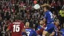 Bek Chelsea, David Luiz, menyundul bola saat pertandingan melawan Liverpool pada laga Piala Liga Inggris di Stadion Anfield, Rabu (26/9/2018). Liverpool takluk 1-2 dari Chelsea. (AP/Rui Vieira)