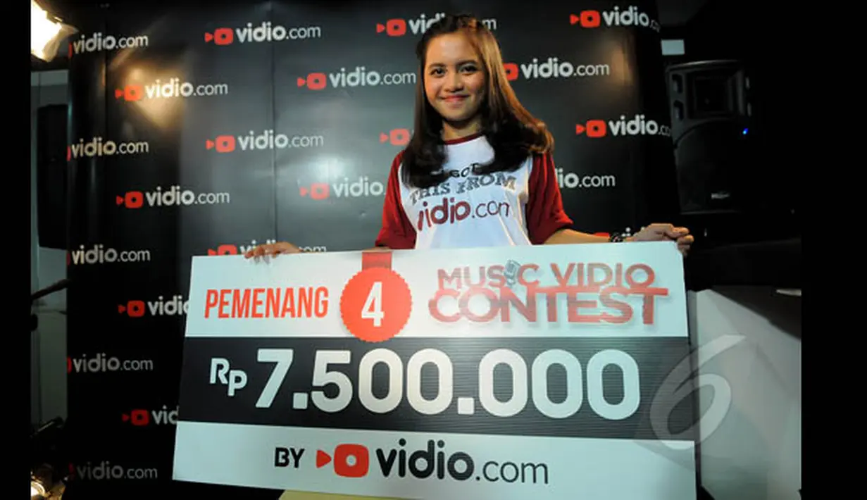 Sebagai pemenang keempat Music Vidio Contest, Alif Ekacahya berhak atas hadiah uang tunai senilai Rp. 7.500.000. Foto diambil pada Senin (26/1/2015). (Liputan6.com/Faisal R Syam)