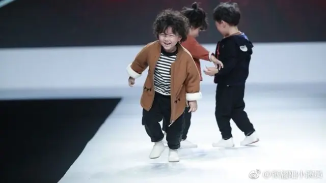 [Bintang] Gara-gara Jatuh di Catwalk, Model 4 Tahun Ini Malah Jadi Terkenal