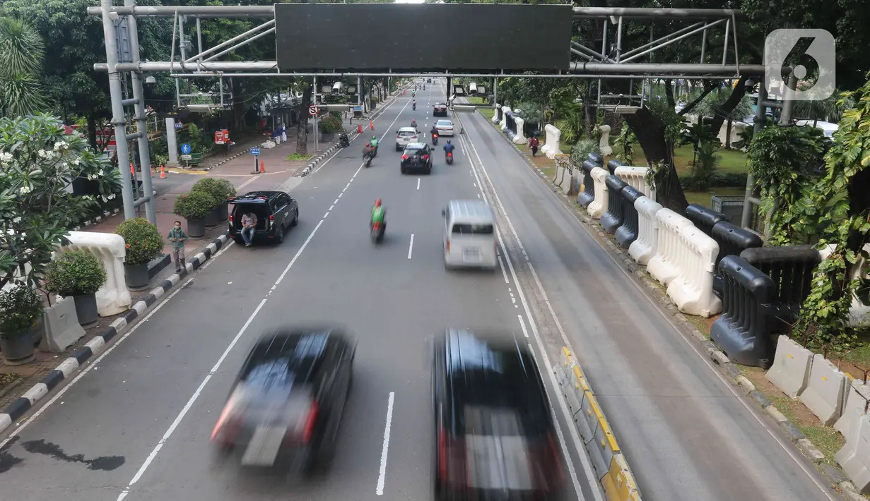 Sejumlah kendaraan bermotor melintas di bawah Alat Sistem Jalan Berbayar Elektronik (ERP) di Jalan Medan Merdeka Barat, Jakarta, Senin (9/1/2023). Pemprov DKI Jakarta berencana untuk menerapkan kebijakan jalan berbayar atau 'Electronic Road Pricing' (ERP) di sejumlah ruas jalan Ibu Kota dengan usulan besaran tarif sekitar Rp5.000 hingga Rp19.000 sekali melintas. (Liputan6.com/Herman Zakharia)