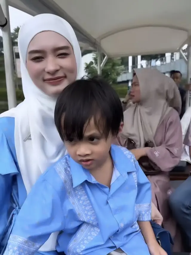 OOTD Publik Figure Tampil dengan Baju Lebaran Biru Prabowo.