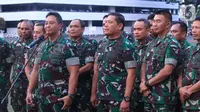 KSAD Jenderal TNI Andika Perkasa (kiri) memberi keterangan pers di Mabes TNI AD, Jakarta, Rabu (9/10/2019). (Liputan6.com/Pool/Dispen TNI AD)