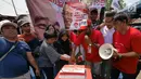 Sejumlah anggota Disabilitas Indonesia Pospera (Posko Perjuangan Rakyat)  Tuna Rungu Indonesia saat memotong kue seusai mendeklarasikan dukungan terhadap Joko Widodo (Jokowi)  untuk periode ke-2 di Jakarta, Minggu (19/8). (Liputan6.com/Herman Zakharia)