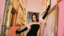 Tapil dengan dress dengan warna hitam dan putih, gayanya yang simpel ini malah terlihat keren dan luwes. Meski banyak yang memberikannya kritikan soal penampilannya, tidak sedikit yang memberikan pujian dengan sosoknya yang terlihat menawan. (Liputan6.com/IG/@rachelvennya)