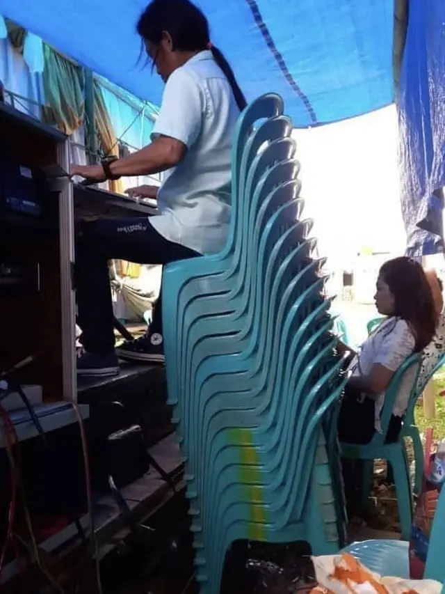 6 Potret Meja Komputer Ini Nyeleneh Banget, Bikin Was-was